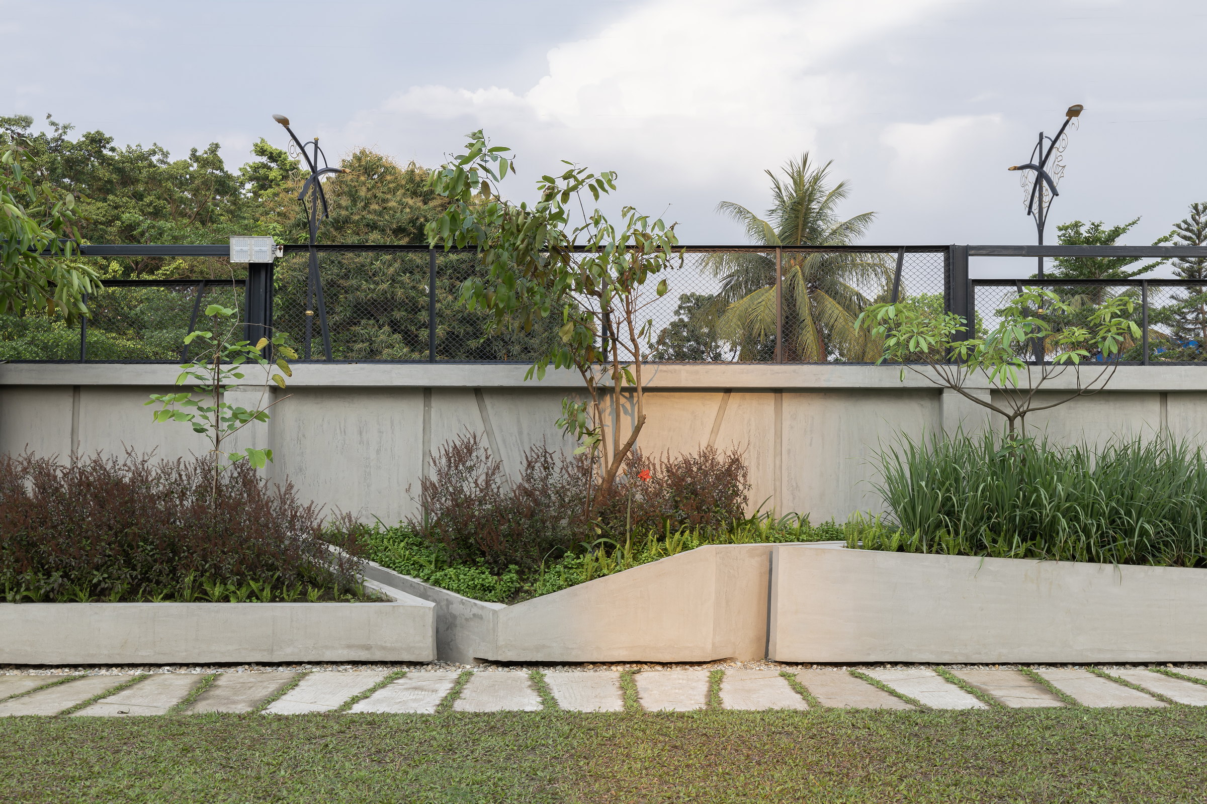 Waterfront residence landscape by Reincarnation